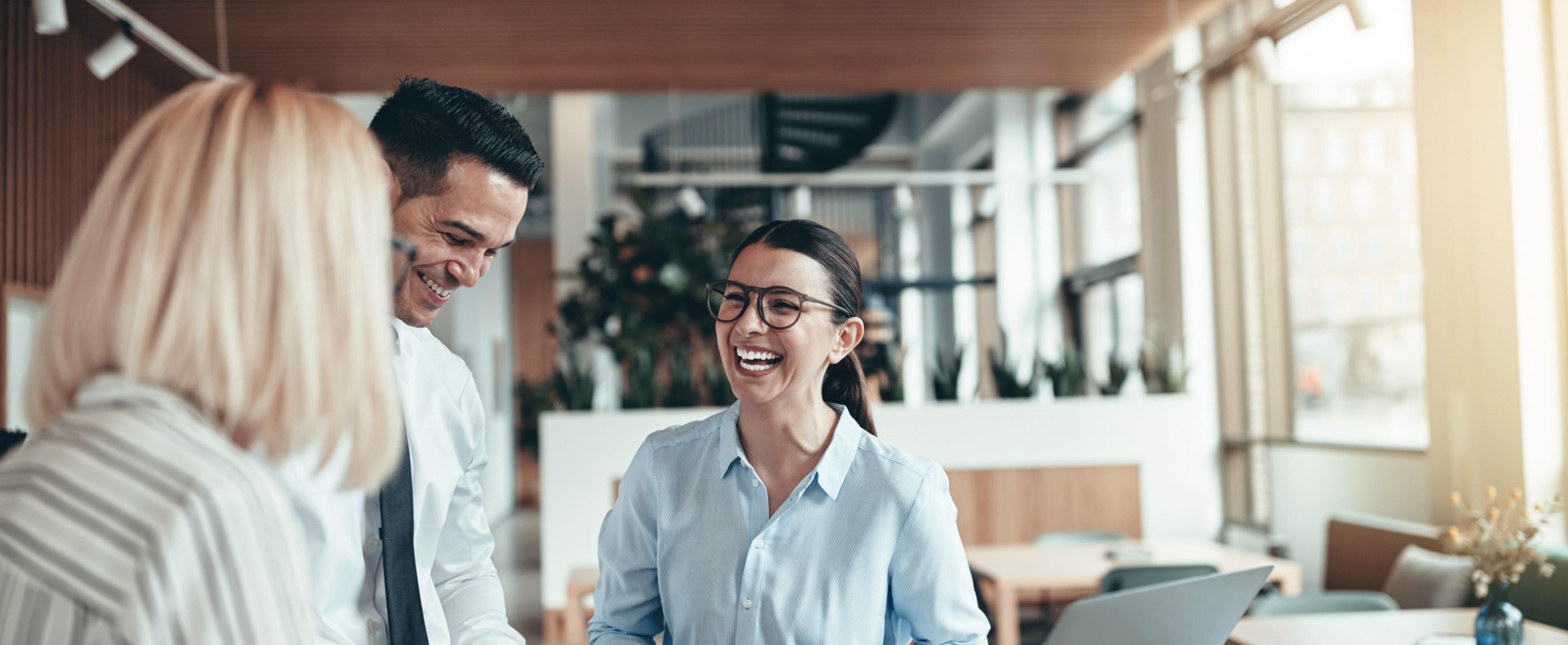 Profesional trabajando con herramientas financieras digitales