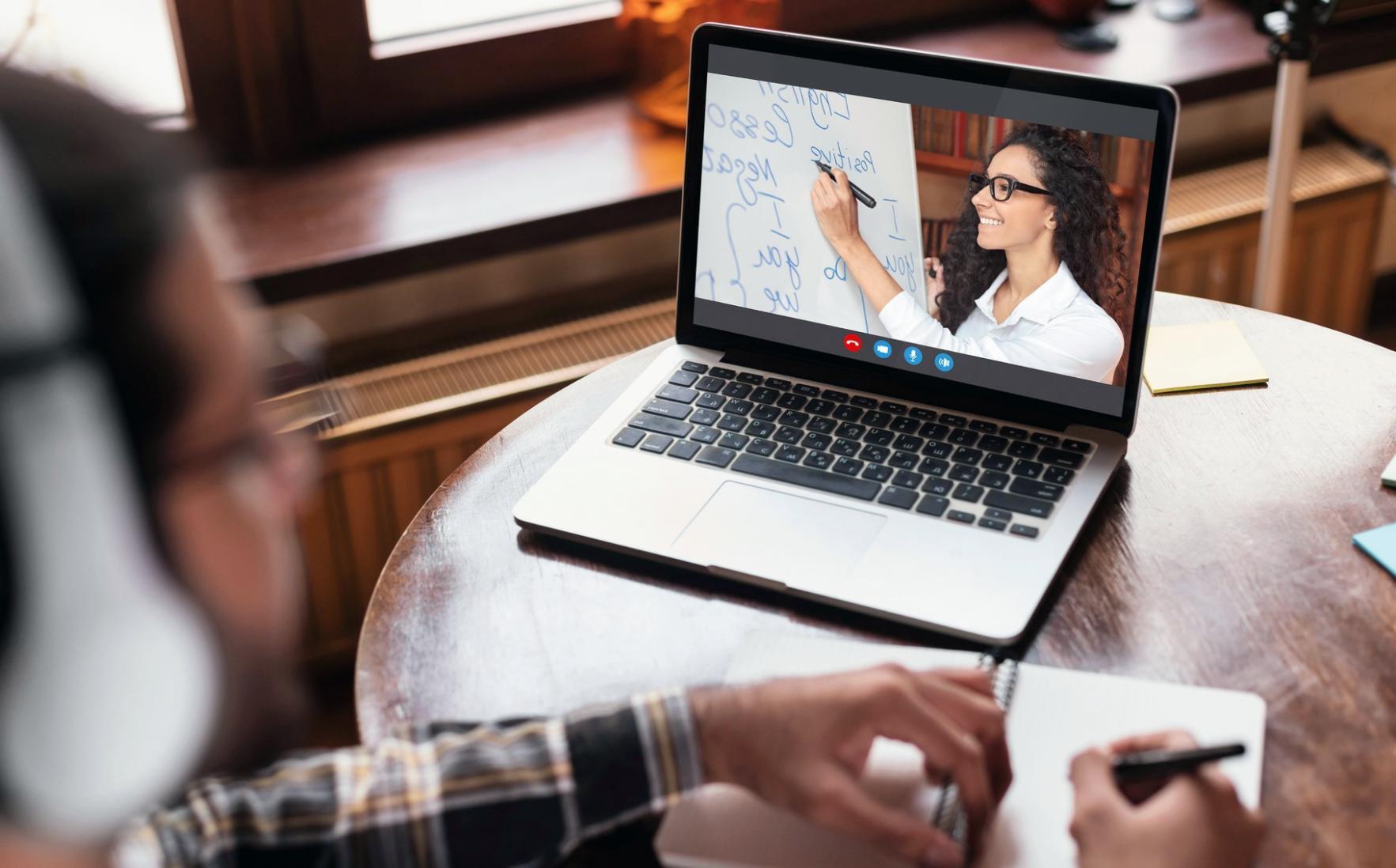 Equipo de tecnología financiera trabajando en soluciones para clientes