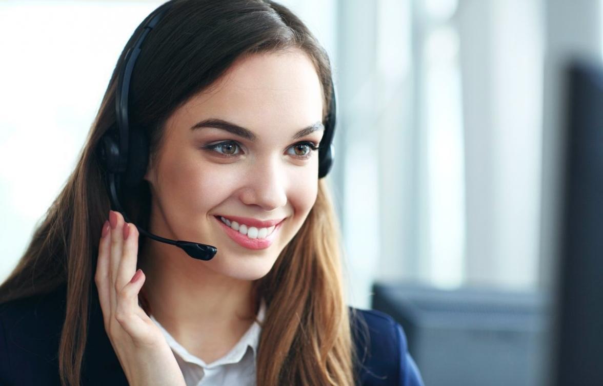 Equipo de Elaminovaryst revisando interfaces de usuario en sesión colaborativa