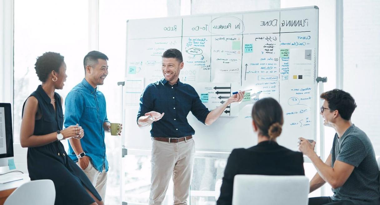 Análisis de métricas financieras en pantalla mostrando dashboard de Elaminovaryst