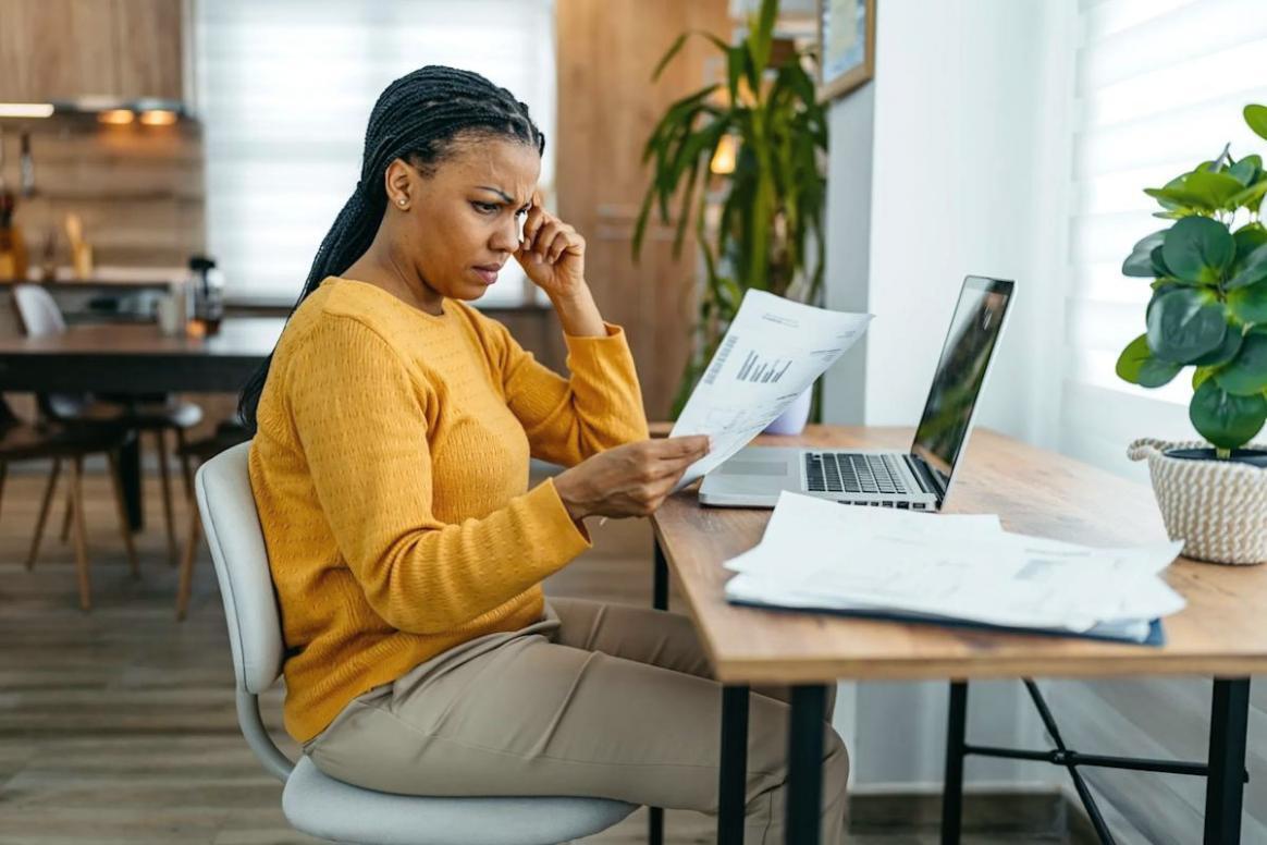 Sesión de trabajo donde estudiantes revisan código con instructor experimentado