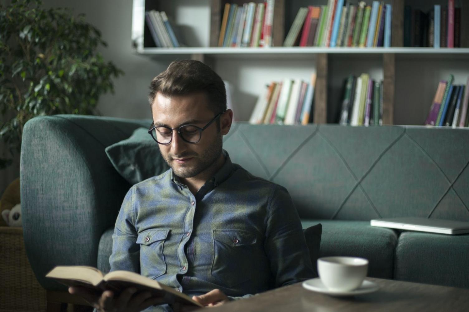 Workspace colaborativo con herramientas financieras digitales en uso