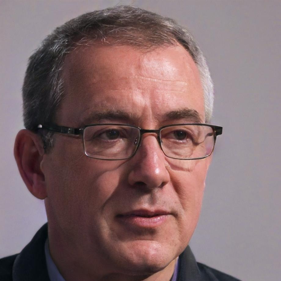 Retrato profesional de Rodrigo Ochoa, instructor de seguridad informática