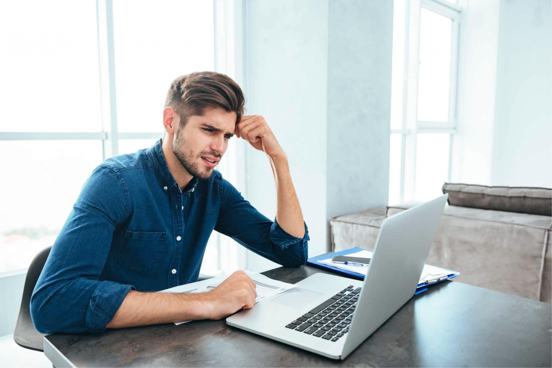 Persona revisando información financiera en una computadora